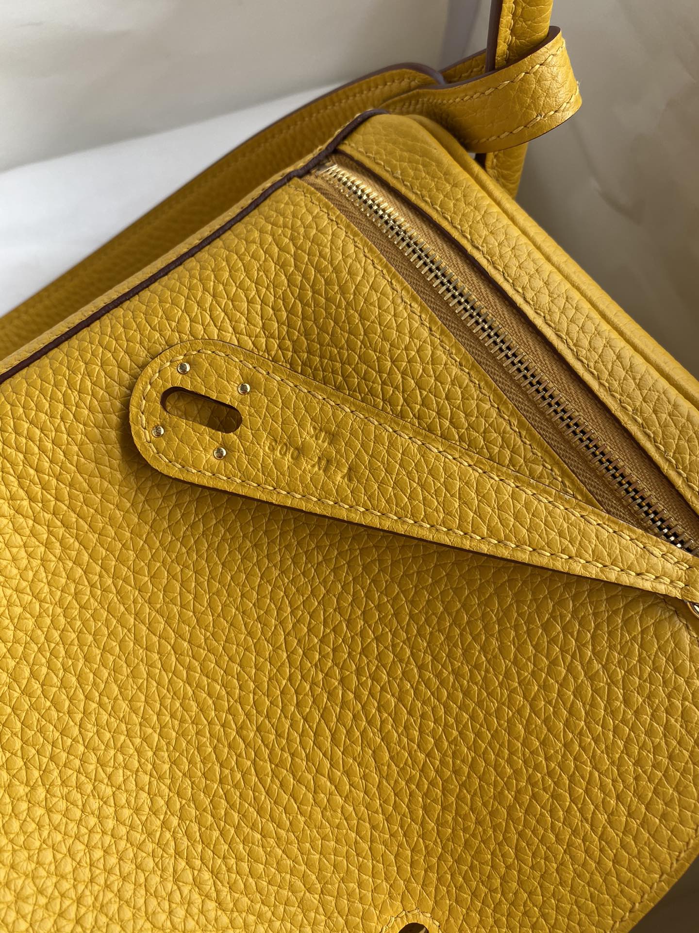 Hermes Lindy 26cm Handbag Shoulder Bag In Yellow Amber Clemence Leather